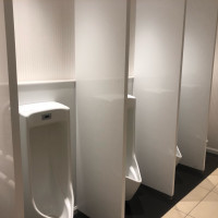 男性トイレ。清潔感があり十分な広さです。
