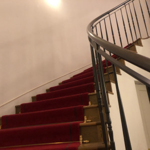 エレベーター横の階段。赤絨毯で、こちらで写真を撮っても素敵。|610263さんの神戸北野ホテルの写真(1398409)