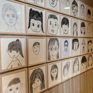 披露宴会場外の壁に小学生が描いた家族の似顔絵
