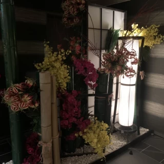 館内神殿の前