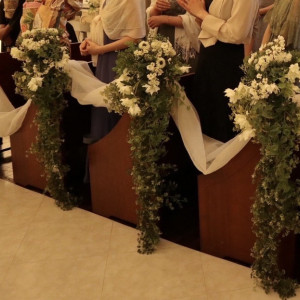チャペルのイスと造花の装飾|610587さんのウエディング ヴィラ アンジェ ミエル【WEDDING VILLA ANGE MIEL】の写真(1810567)