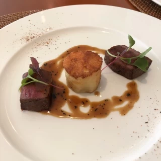 お肉も柔く、真ん中のジャガイモも美味しかった。