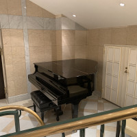 ピアノと小部屋