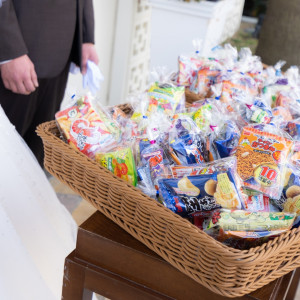 ビニール袋にさまざまな種類のお菓子を詰め合わせてお菓子まき！|610728さんの茅ヶ崎迎賓館の写真(1452450)