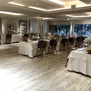 白を基調とした披露宴会場
