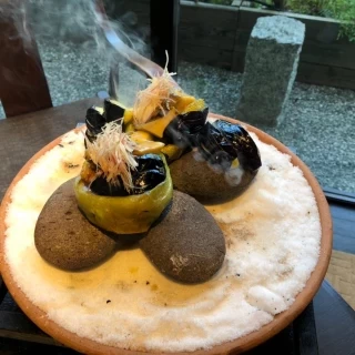 ナスを石焼きにする演出は掴みバッチリでした。