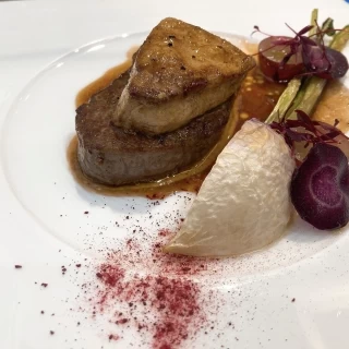 まさか試食でフォアグラと牛フィレが食べれるとは！