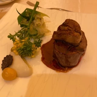 フィレ肉のフォアグラ乗せが絶品でした。