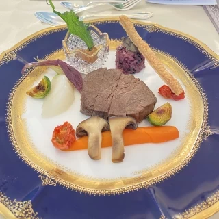 黒毛和牛フィレ肉のステーキ彩り野菜のロンド