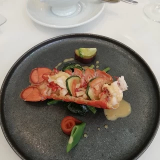 オマール海老のお料理。白ワインによく合いました。