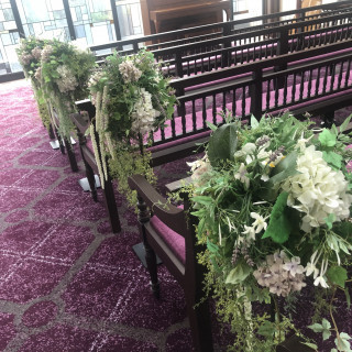 チャペルのピンク絨毯、ゲスト席のお花です。