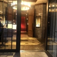 表のロビー
大階段がみえる