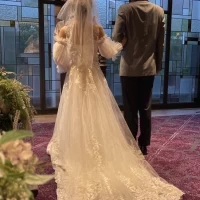 ステンドグラス、ピンクのカーペット、グリーン系装花