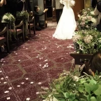 チャペルの装花、ピンクの絨毯
