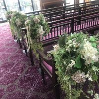 チャペルのピンク絨毯、ゲスト席のお花です。