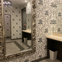 披露宴会場内のトイレ。鏡が大きい！