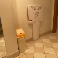 ホテルなのでトイレも子連れ対応です