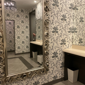 披露宴会場内のトイレ。鏡が大きい！|611017さんの大宮璃宮（おおみや りきゅう）の写真(2020455)