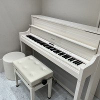 チャペルのピアノも真っ白で可愛い。