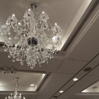 一つ目の披露宴会場のシャンデリア