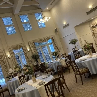 別館の披露宴会場。こじんまりとしてますが天井が高い。