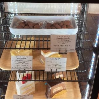 ケーキはロビーのラウンジでも購入できます
