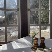 朝食会場は窓から光がはいりゆったりとした雰囲気