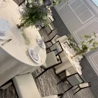グリーンが映える会場