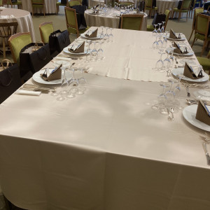 披露宴は人数に合わせていろいろなテーブルがあります。|611070さんのホテル軽井沢エレガンス 「森のチャペル軽井沢礼拝堂」の写真(1454235)