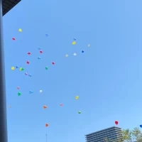 カラフルなハートのバルーンが青空に映えていました。