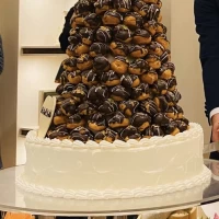 ミニシュークリームのウェディングケーキです。