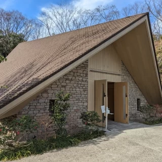 特徴のある三角形の屋根のチャペルは中が特にオシャレです。