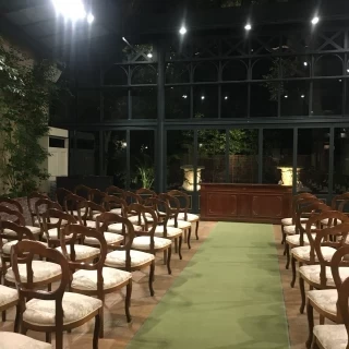 ガラス張りの挙式会場