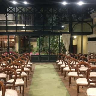 ガラス張りの挙式会場