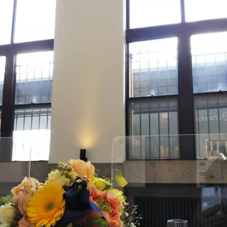 大きな窓から光が入ってきます
