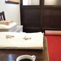 会場のすぐ横の部屋で着替えができます