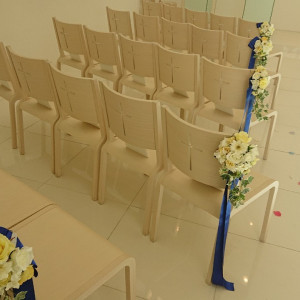 白い椅子に青いリボンが映える|611287さんのザ・グランドティアラ上田高砂殿の写真(1422496)