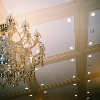 天井にはシャンデリアがあり、とても可愛くて綺麗です