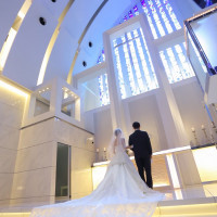 綺麗なステンドグラスと、大階段にドレスが映えます。