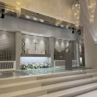 シャンデリアが綺麗なチャペルです