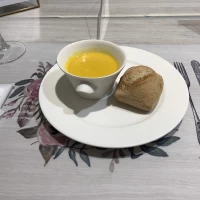 試食させていただいたカボチャのポタージュとパンです。