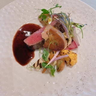 このお肉がすごーく美味しかったです！
盛り付けも華やか◯