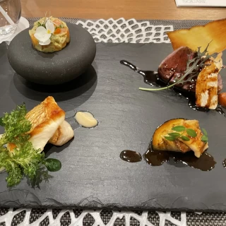 ハーフサイズとの事。こちら私の好みの味でした！盛り付けも良い