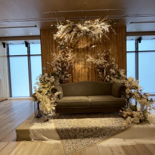 ソファとってもオシャレ。上部タダの装花があるのが珍しいいい！