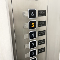 エレベーターボタン横にもしっかり表示があり安心です