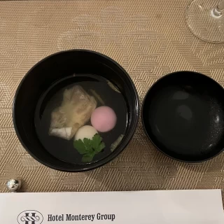 尾鰭です。優しい味のお吸物に炙りの風味がマッチしていました。