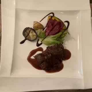 メインディッシュのお肉はソースとの相性が抜群でした。