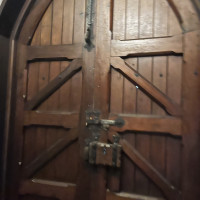 入口の扉は実際にイギリスから持って来られた歴史ある物です。