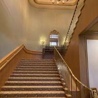 ホテル棟ロビーの階段