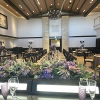 新郎新婦席。ライトが付いており、写真写りが良くなる。